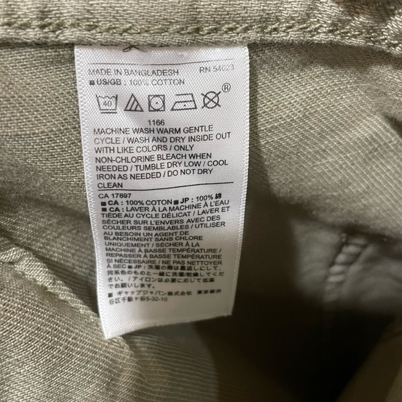 Banana Republic cargo capri in olive green/ sage color. Comes w/ matching belt. - Picture 7 of 16